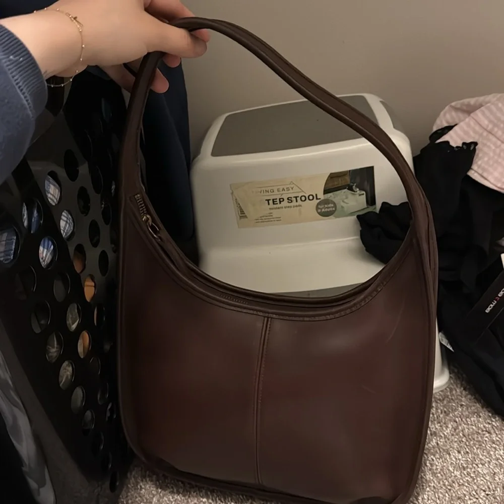 Coach 9025 - Picture 2 of 11